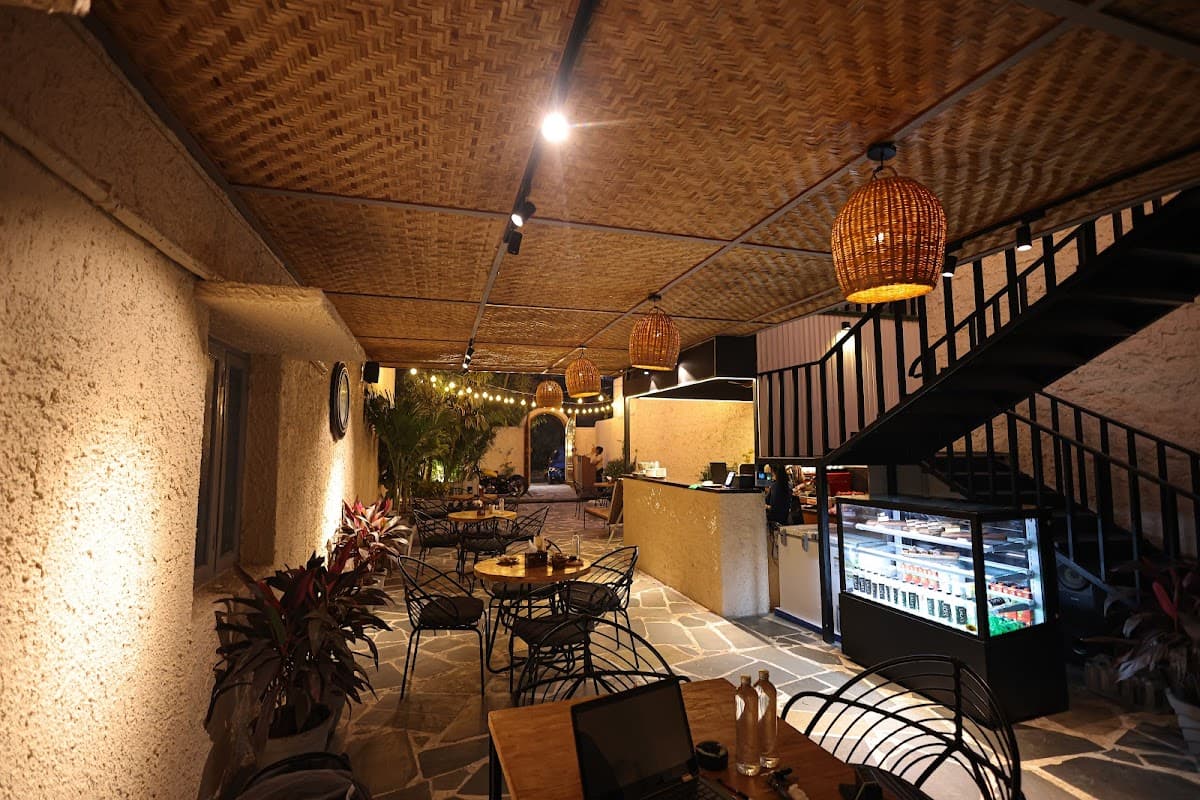 Lala's Cafe & Bistro